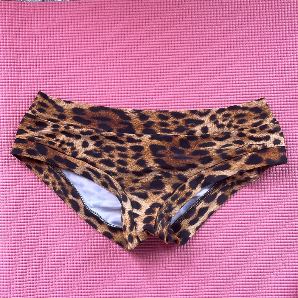 Scrunch butt pole shorts